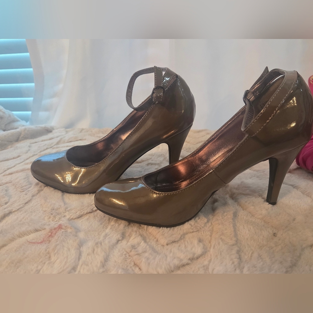 Chic And Trendy Steve Madden Women's Olive Patent Ankle-Strap Pumps Size 8.5 - Picture 4 of 10